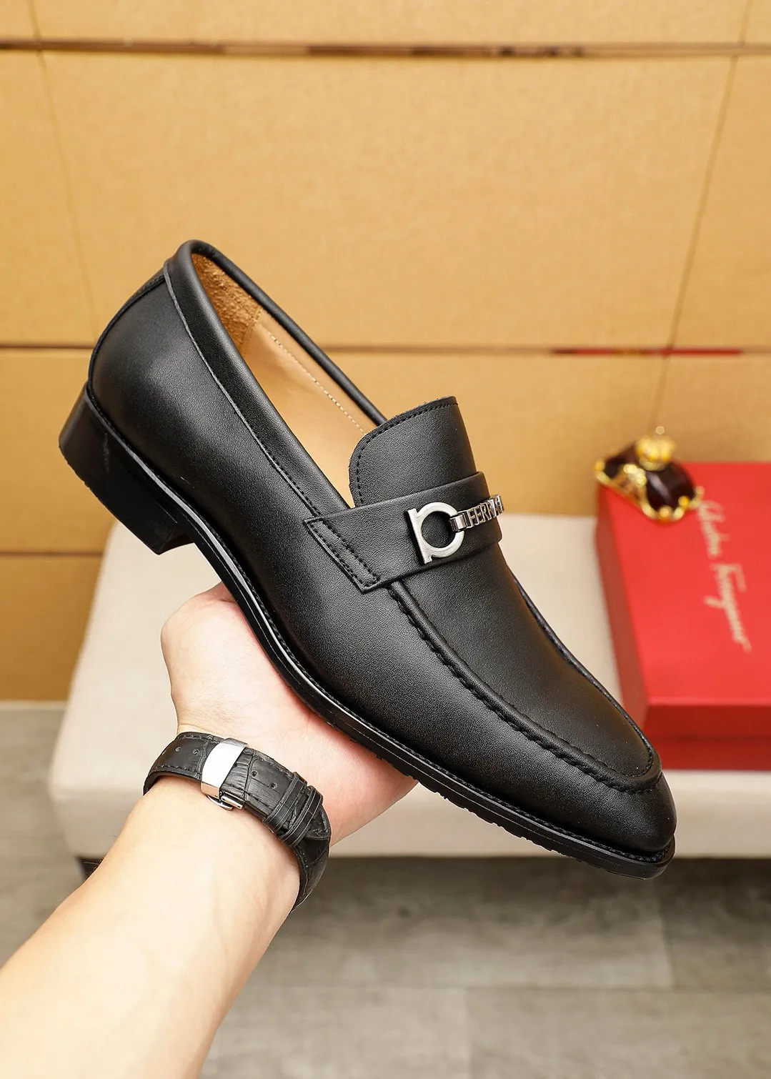 Men's shoes 💰460 💐 Product trademark: Ferragamo "Ferragamo" casual leather shoes Regular size: 38-44 (45.46🉑️customized) Product materials: Selected imported first-layer calfskin upper + luxury hardware buckle, imported water-dyed cowhide leather lining. Strong three-dimensional visual effect, original outsole color: 2⃣️seed leather materials optional